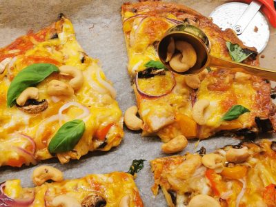 Fathead pizza som smaker helt nydelig! Pizza er en rett som forbindes med noe usunt som man ikke bør spise for ofte. Men denne pizzaene er langt i fra usunn.