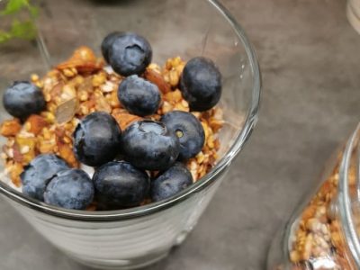 Lavkarbo frokostblanding med en god variasjon av nøtter, frø, eple, pære og krydder. Glutenfri og uten egg.
