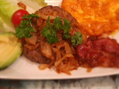 Nydelige hjemmelagde karbonader laget av kun 4 ingredienser. Serveres gjerne med omhelse.demonstrer.es sin loff eller hamburgerbrød.