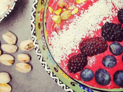 Smoothie bowl blir mer og mer populært, og er en næringsrik og perfekt start på dagen. Denne versjonen er kjapp, lavkarbo og perfekt om du vil ha noe ekstra godt.