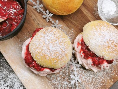 Lavkarbo fastelavnsboller - to varianter, en med nøtter og en uten nøtter. Begge er glutenfri og bollene er saftige og populære.