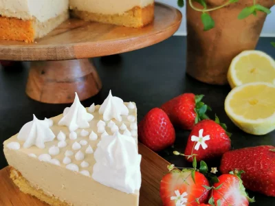 Lavkarbo sitron- og lakrisostekake er en himmelsk god kake som kan lages med eller uten marshmallow frosting. Kaken er glutenfri.