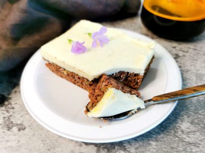 Lavkarbo gulrotkake med nøttebunn i langpanne