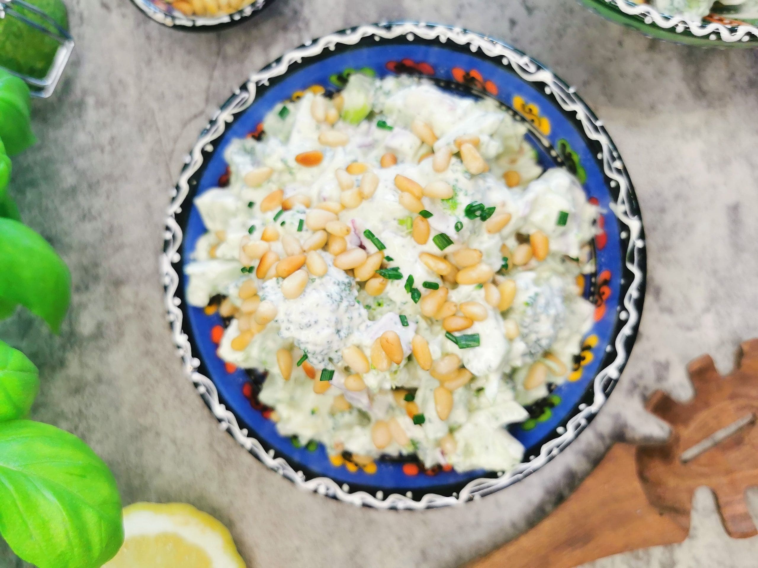 Lavkarbo brokkolisalat med pesto og soltørket tomat
