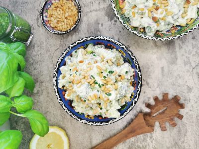 Lavkarbo brokkolisalat med pesto og soltørket tomat