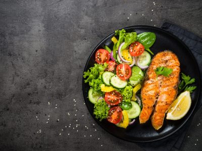 Bilde av laks og salat
