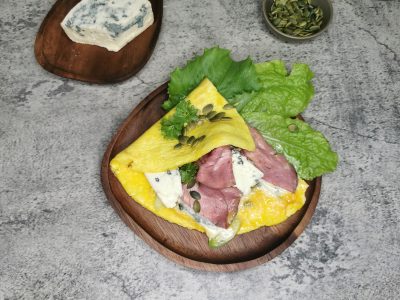 Omelett med roastbiff og blåmuggost