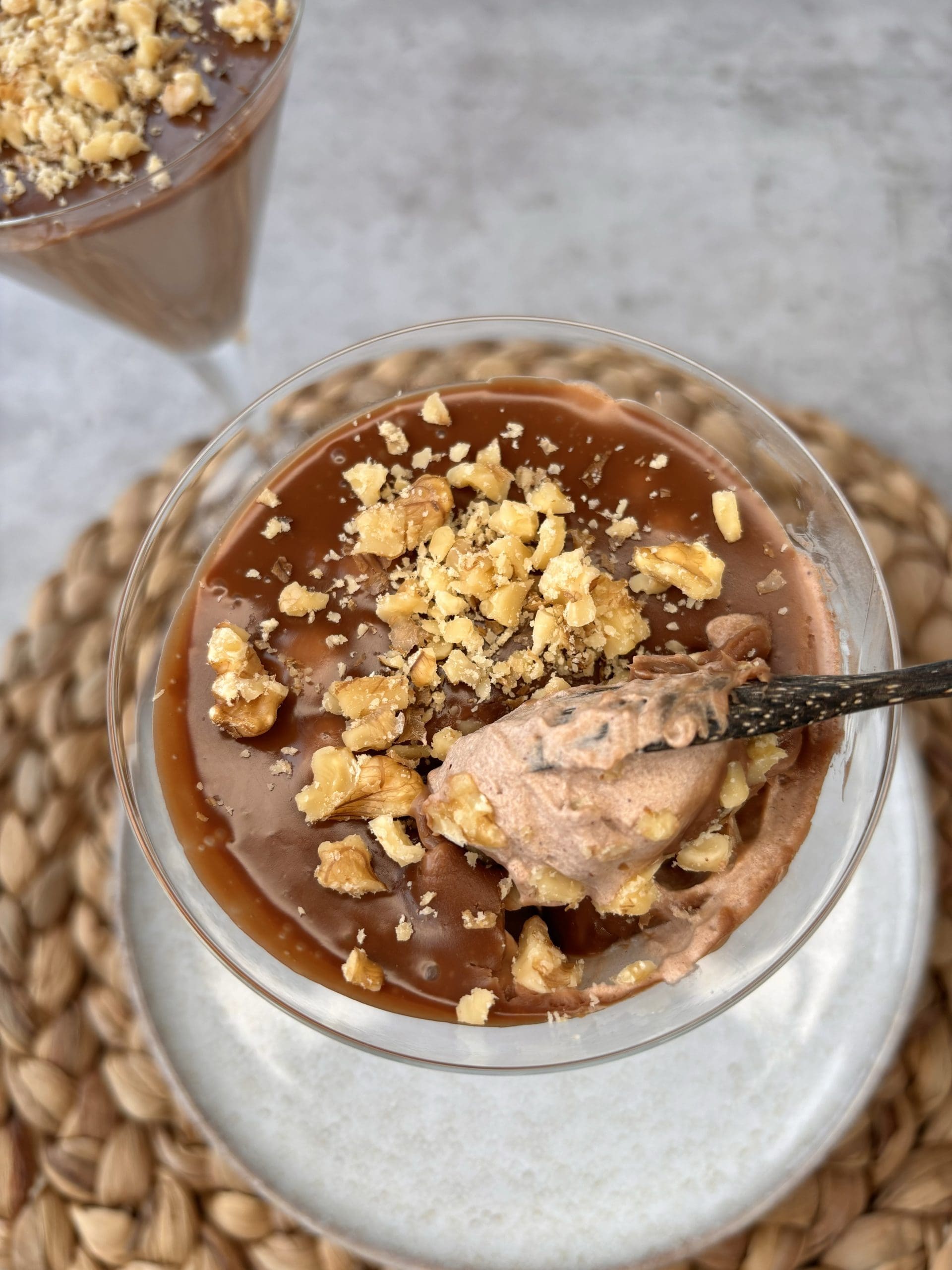 Lavkarbo sjokolademousse med valnøtter